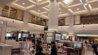 地下食品街の賑わい