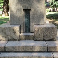 台座下部の彫刻など