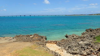 海の青さが際立ってる