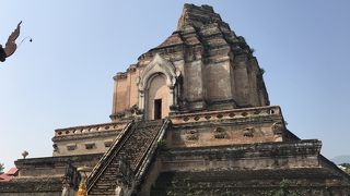 豪華絢爛な黄金物と天井の欠けたチェディ