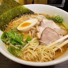 味噌ラーメン850円、オリジナル牛骨ラーメンは700円です。