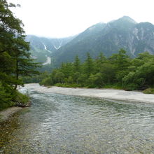 きれいな梓川と残雪の残る山