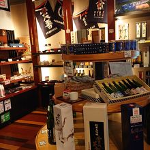 店内では秋田名産の日本酒売ってます。