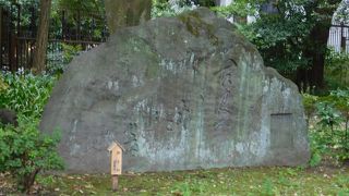 自由広場に設置された芭蕉の句碑