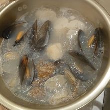 男の料理「貝の風呂蒸し」です。出汁が効いてうまい。