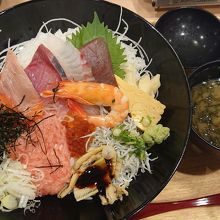 海鮮丼も安くて新鮮でお得感有り。