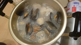 「貝風呂蒸し」というメニューに目が止まり注文。帆立、ハマグリ、ムール貝を鍋で荒く煮込んだ「男の料理」っぽいのが最高。