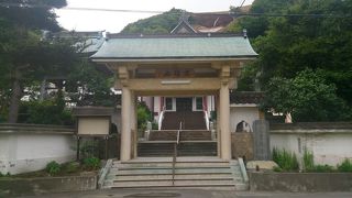 親鸞聖人の像があります