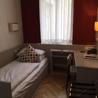 部屋はやや狭い、ポット、冷蔵庫なし