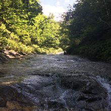 ゆるやかな斜面に流れます