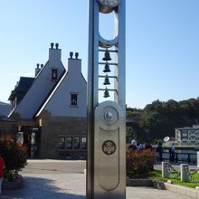 奥の三角の建物が　記念館です。