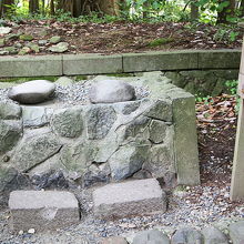 火の玉石（重軽の石） 弥彦神社ＨＰからのコピー