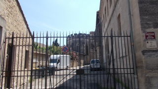 サンタンドレ要塞の西側のふもとにあります。