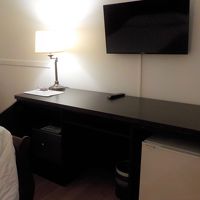 棚の左側が金庫。右側に冷蔵庫。