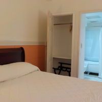 クローゼット・荷物台あり。ベッドは快適！