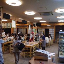 威勢の良いびんび家店内