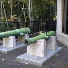 入口近くにある大砲の展示