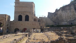 今もローマ時代の遺跡が残っています。