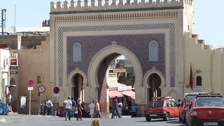 門の前には大きな駐車場があります