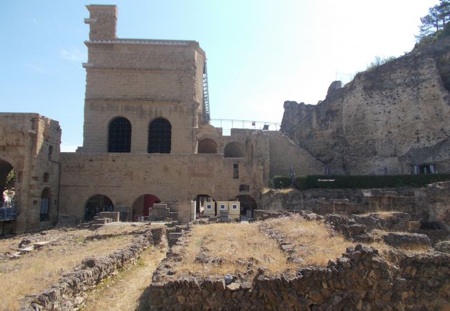 今もローマ時代の遺跡が残っています。