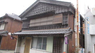 必見の建物があります