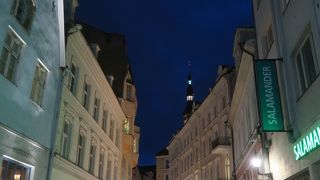 夜までにぎわう通り