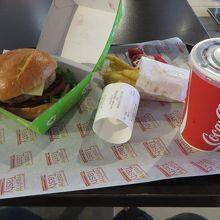 水族館のフードコートのオージービーフバーガー