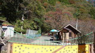 道が狭くてすれ違えないところが何箇所もある。バスでいくても考えたほうが良い。