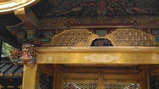 金色の扉が美しい建物です。