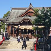 街なかの神社です。