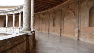 イアスラムの建物に圧倒されているが、良く見るときちんとデザインされている建物