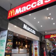 シティ中心部にあるマック＆マックカフェの併設店