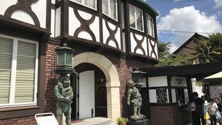 沢山の美術品が置いてある