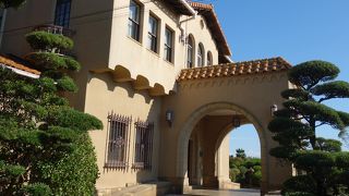 歴史的建造物です。建物も庭園も瀬戸内海の眺めも必見です。食事できます。