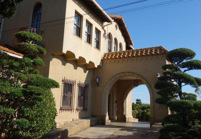 歴史的建造物です。建物も庭園も瀬戸内海の眺めも必見です。食事できます。