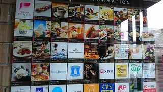 赤い絨毯がきわだつ階段のホール