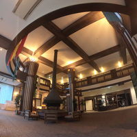 フロント前の空間は2階へ吹抜け。二階の読書空間が落ち着く場所