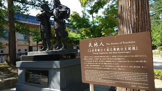 上杉景勝公と直江兼続公の像です