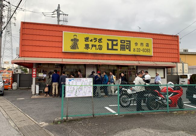 週末は昼間でも大混雑です。店員もてんてこ舞いで悲惨な状況でした。