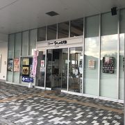 飲食店と買い物場所が半々くらい