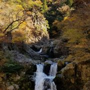 錦秋の輝きの中 三段峡を歩く