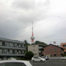 公園の外から見えた塔