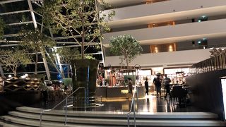 ホテルの朝食会場的レストラン