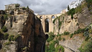 橋の下から見ると絶景