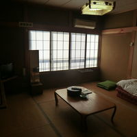 客室はテレビと鏡台があるだけのシンプルな和室。