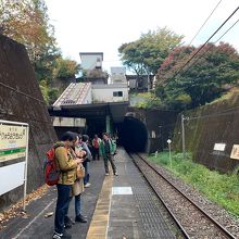 ホームは1面だけです。3両編成の車両に大勢の乗客が乗ります。