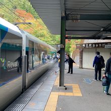 週末は大勢の利用客が殺到して乗降に時間が列車は遅延気味です。