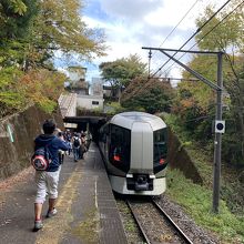 週末は大勢の利用客が1列車に殺到します。