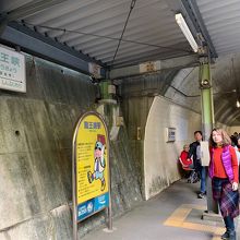 半分トンネルの中にあるような龍王峡駅のホーム