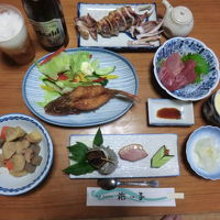 夕食の一例。女将さん手造りの料理が並びます。